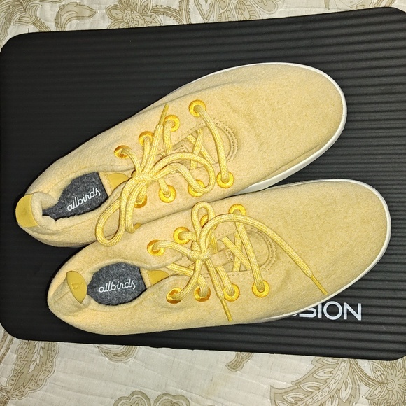 Allbirds wool runners yellow sneakers size 11 - Picture 1 of 5